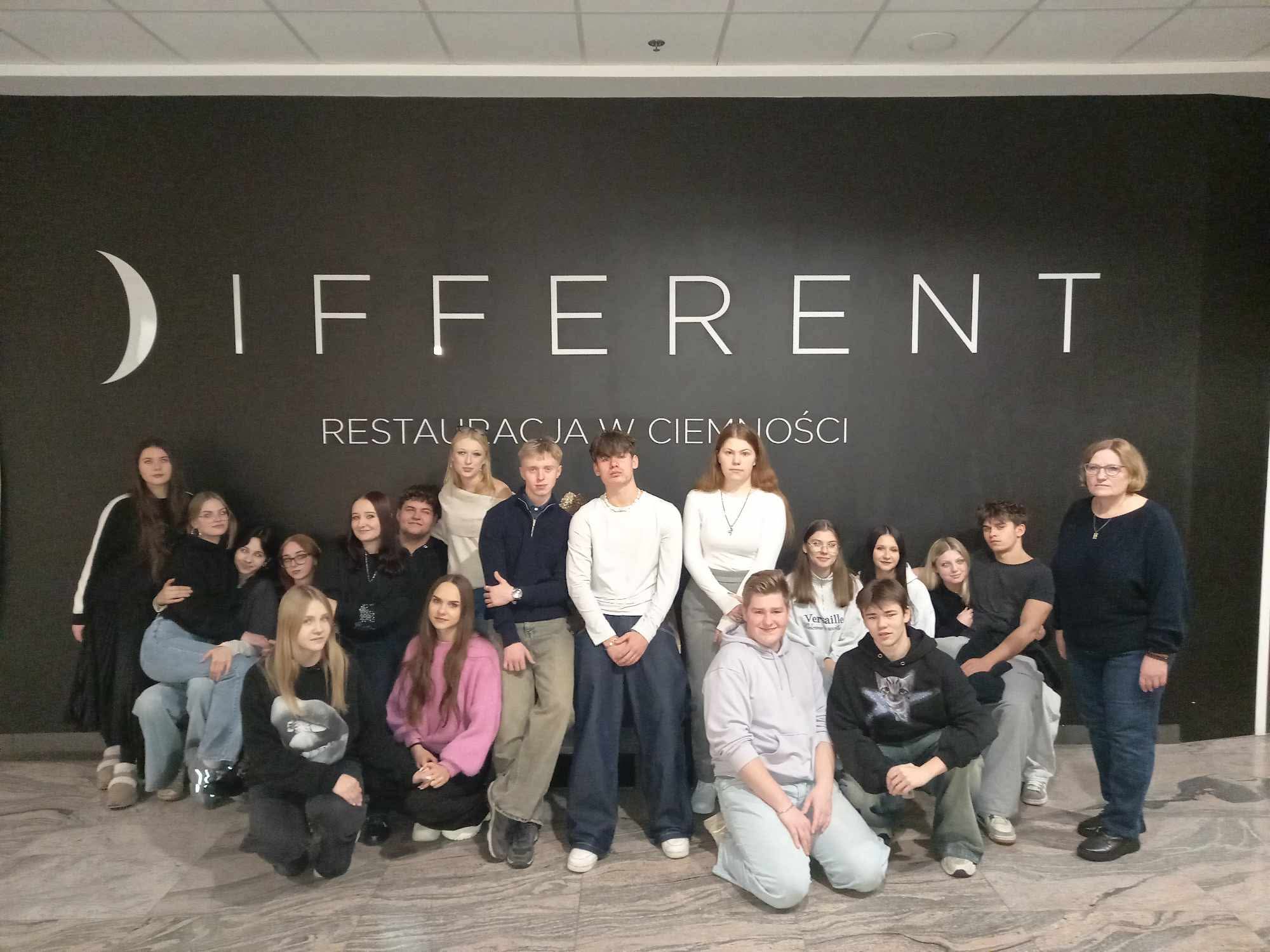 uczniowie podczas wizyty w restauracji