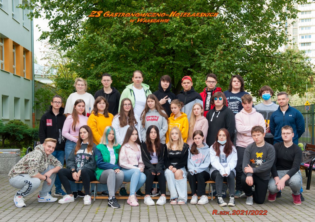 Zdjęcie uczniów z wychowawcą