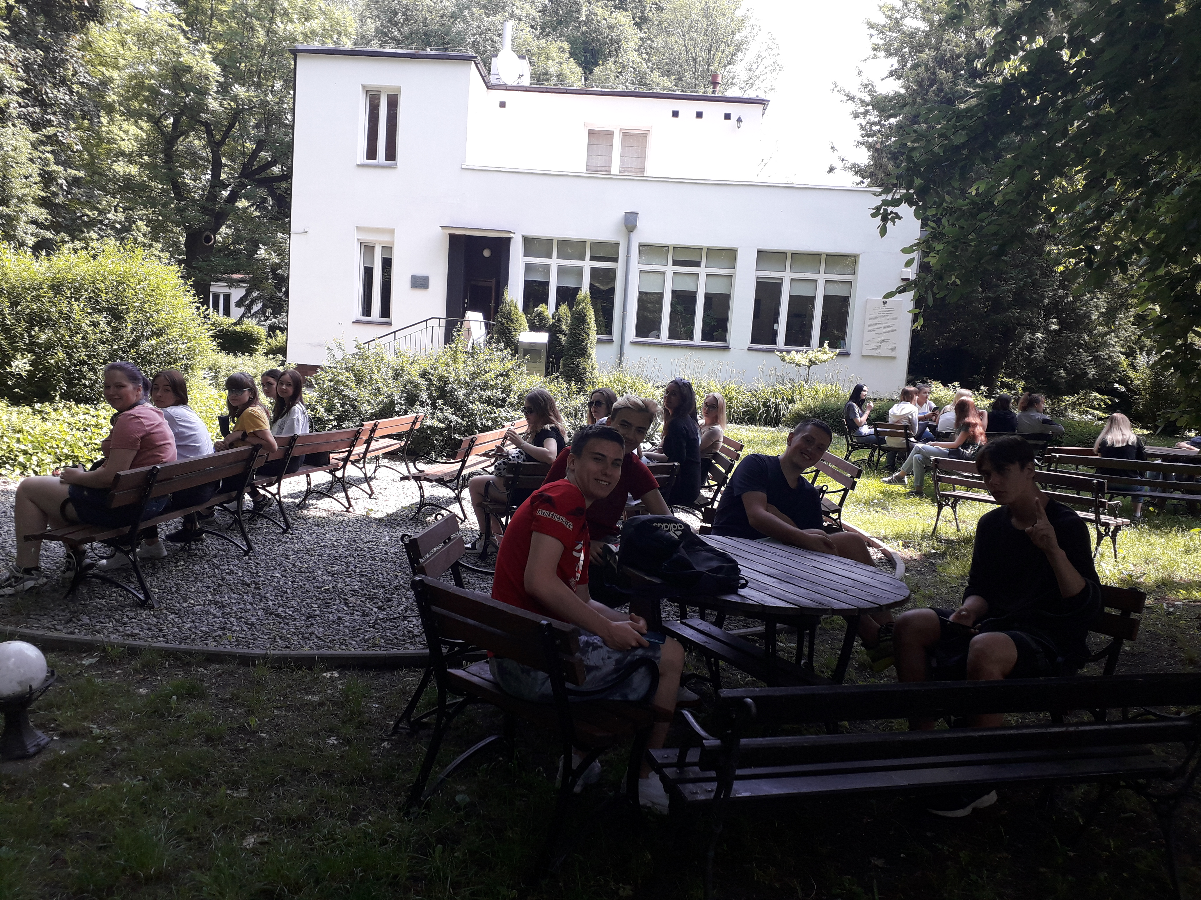uczniowie przed willą Żabińskich