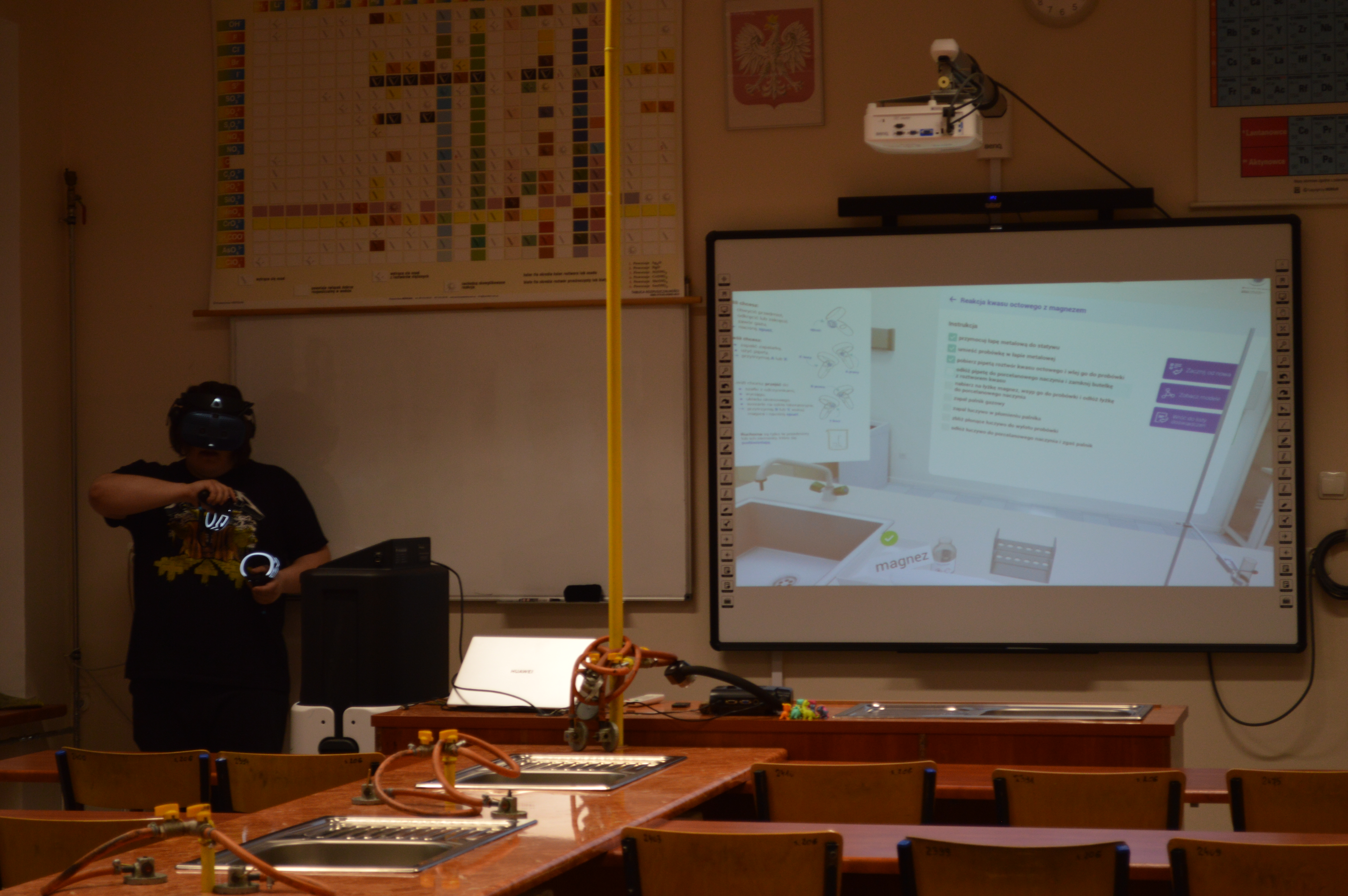 uczeń pracujacy na urządzeniu Empiriusz