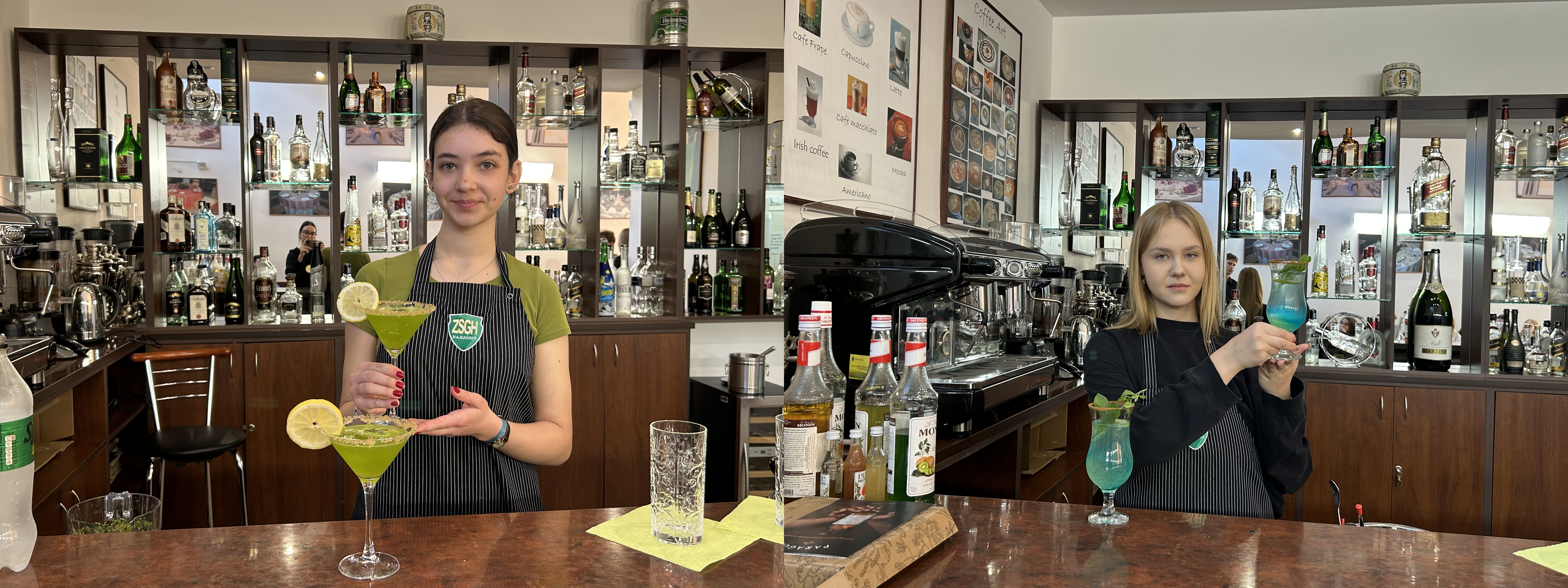 uczennice biorące udział w konkursie