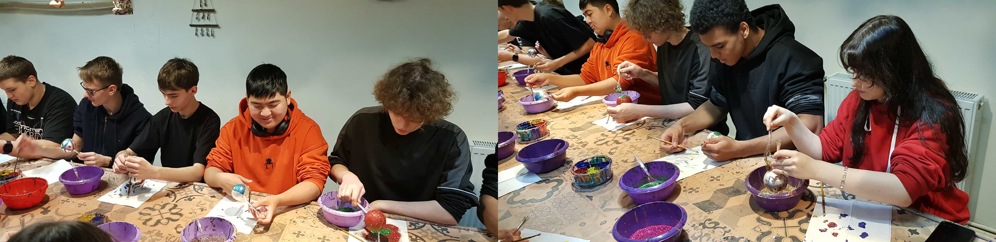 uczniowie podczas malowania bąbek