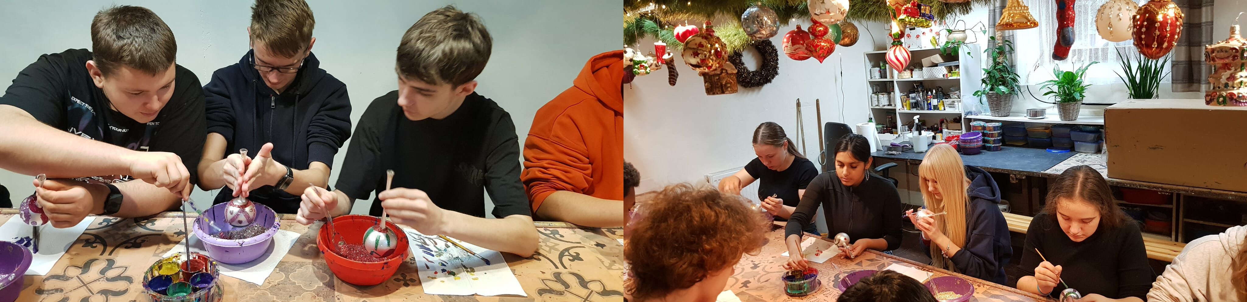 uczniowie podczas malowania bąbek