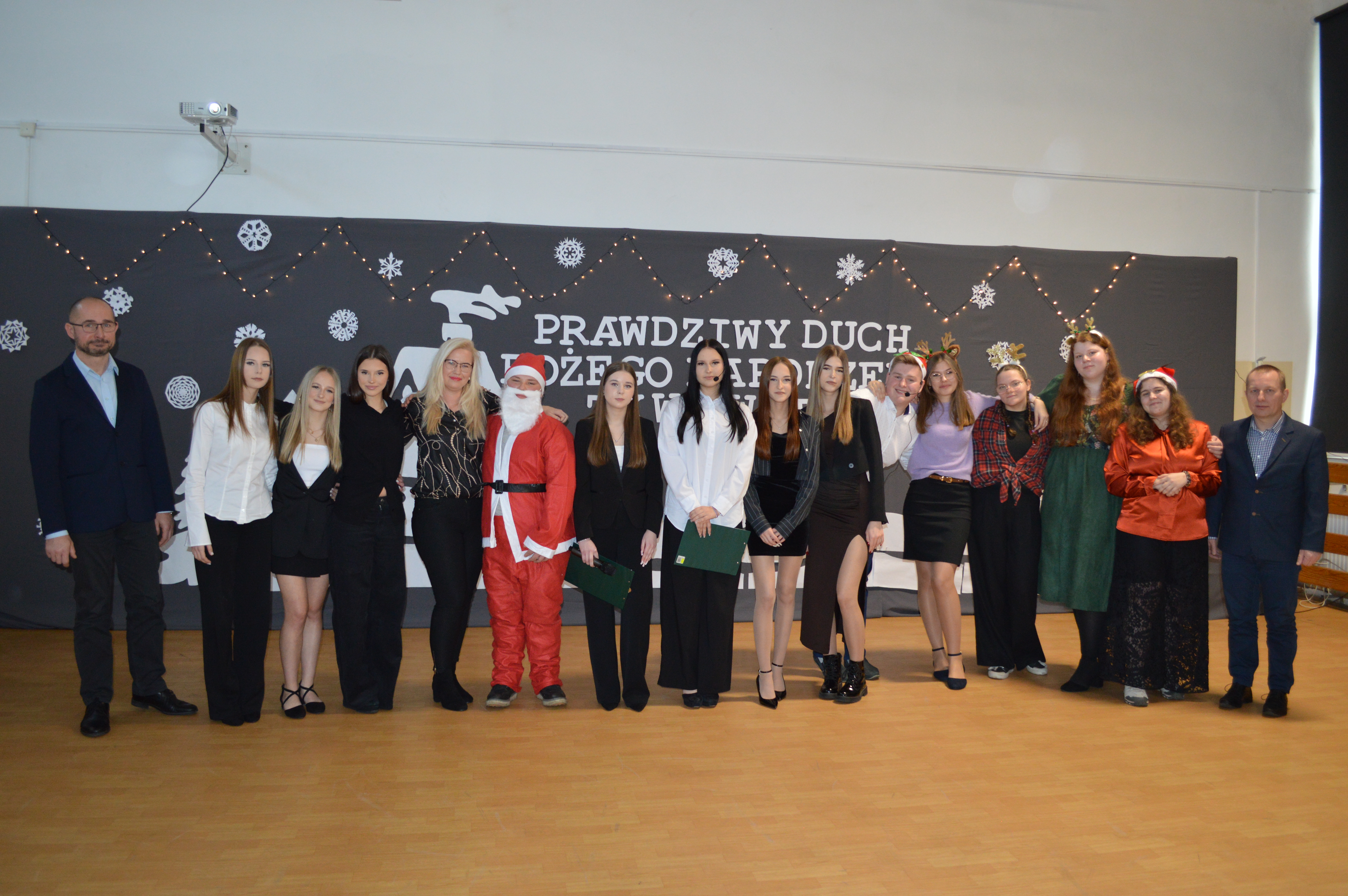 uczniowie podczas apelu