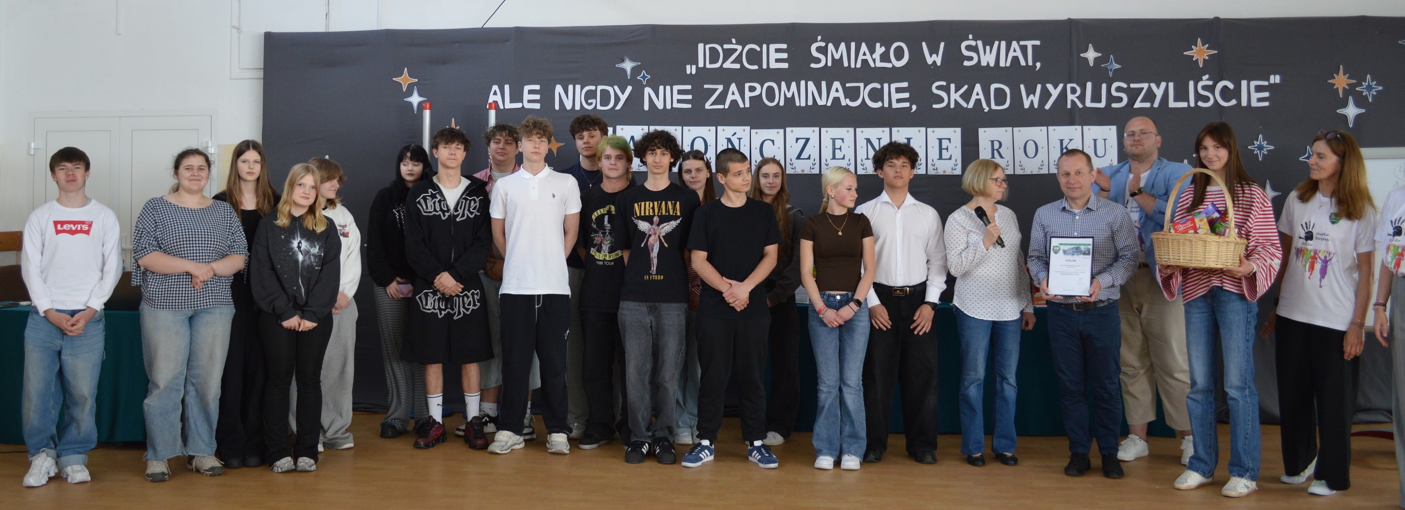 uczniowie podczas apelu