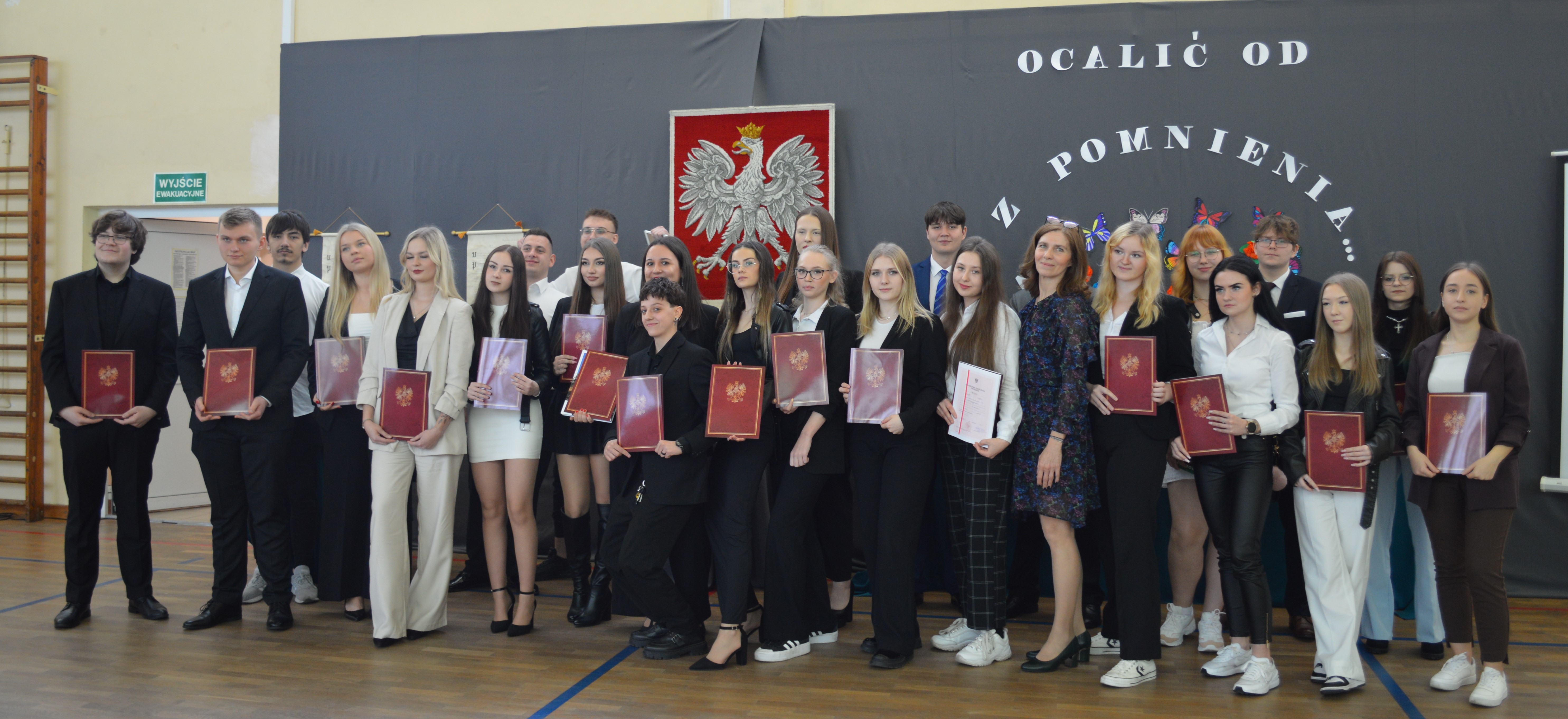 uczniowie z klasy 5Dp ze świadectwami