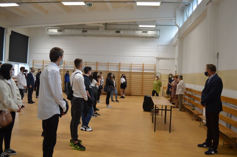 uczniowie klas I podczas apleu z okazji rozpoczęcia roku szkolnego