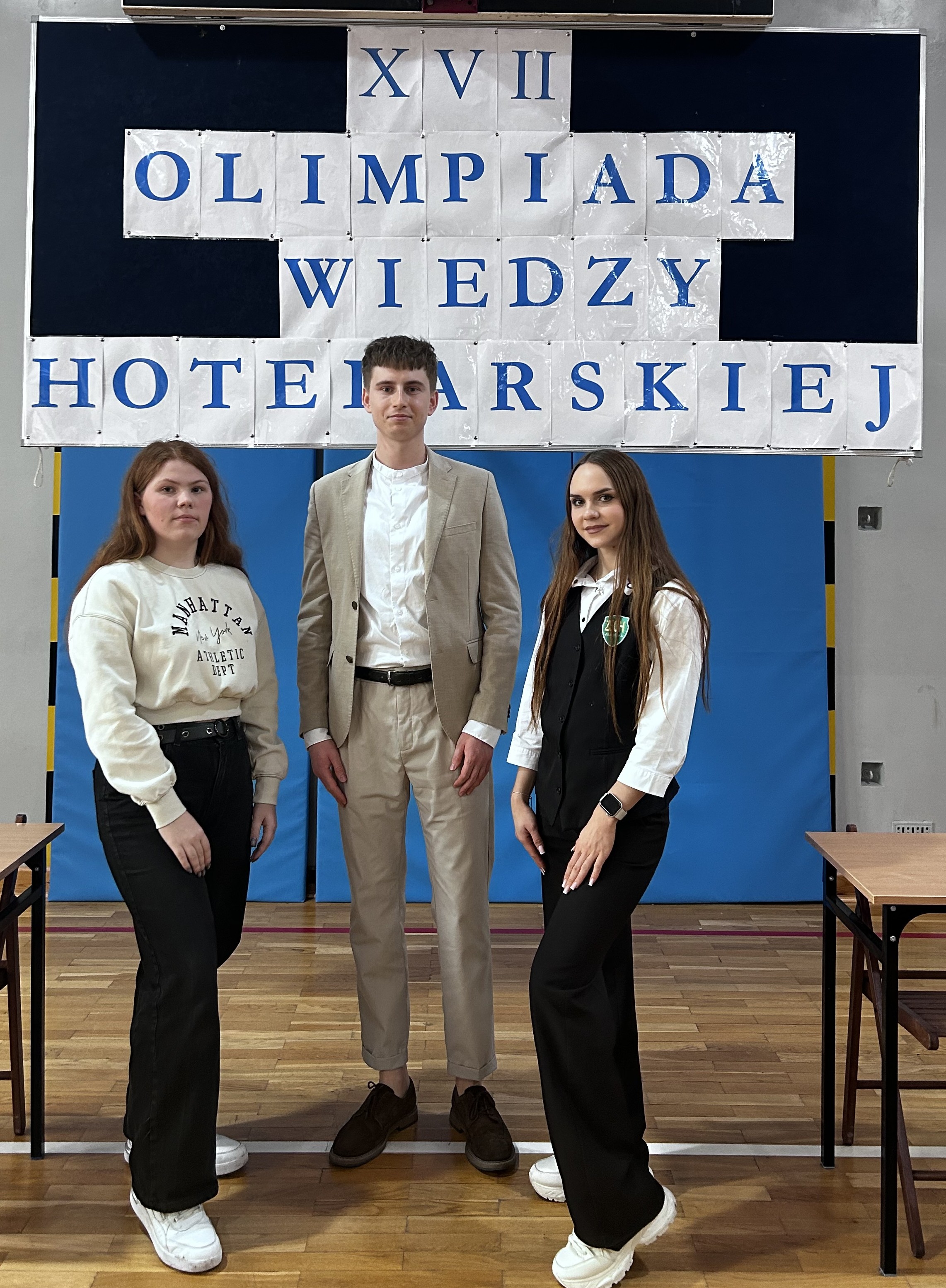 uczennica podczas konkursu z opiekunem