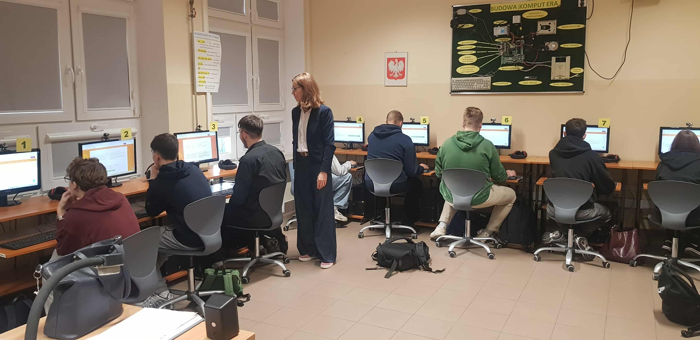 uczniowie biorący udział w olimpiadze