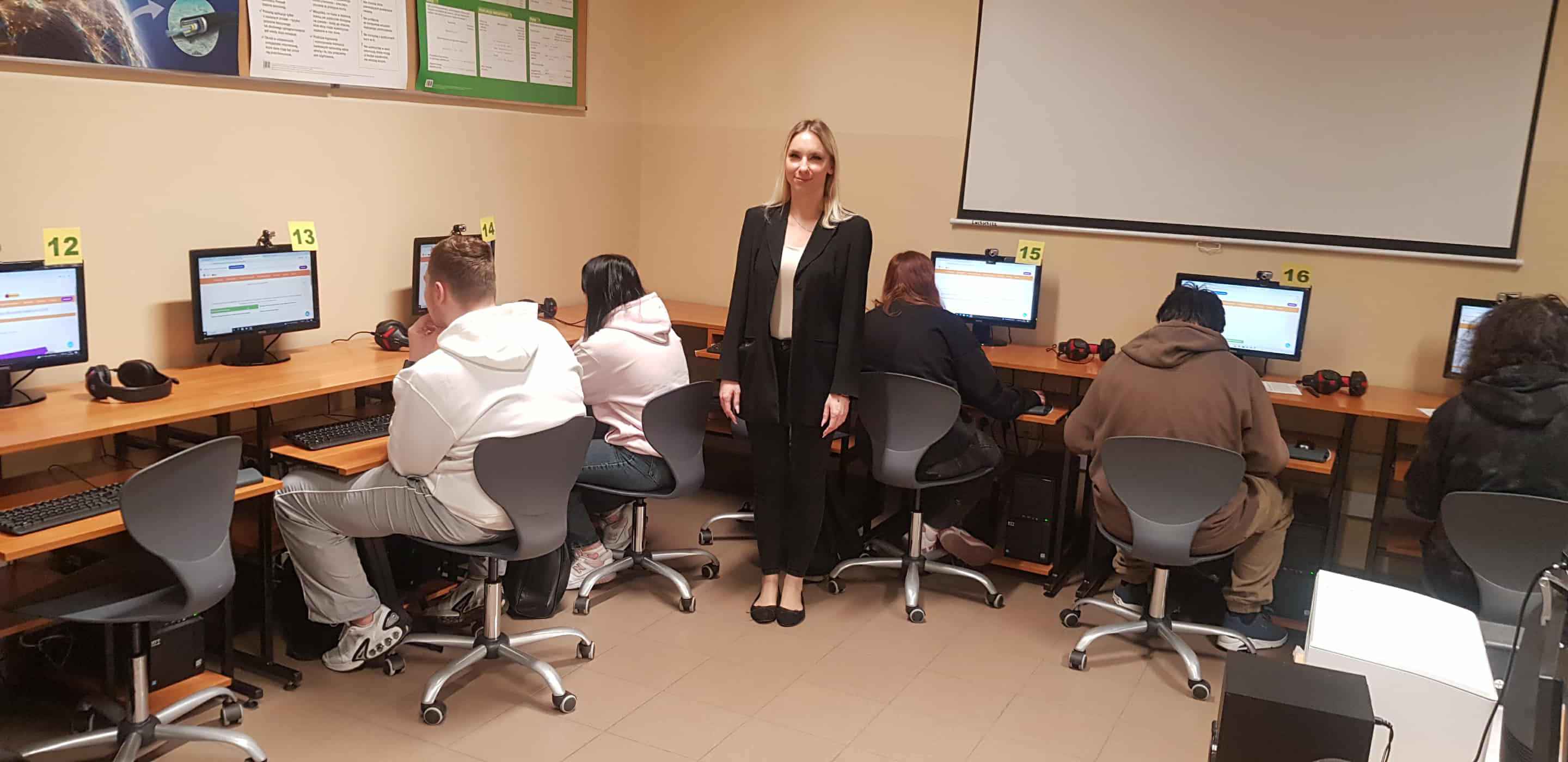 uczniowie biorący udział w olimpiadzie