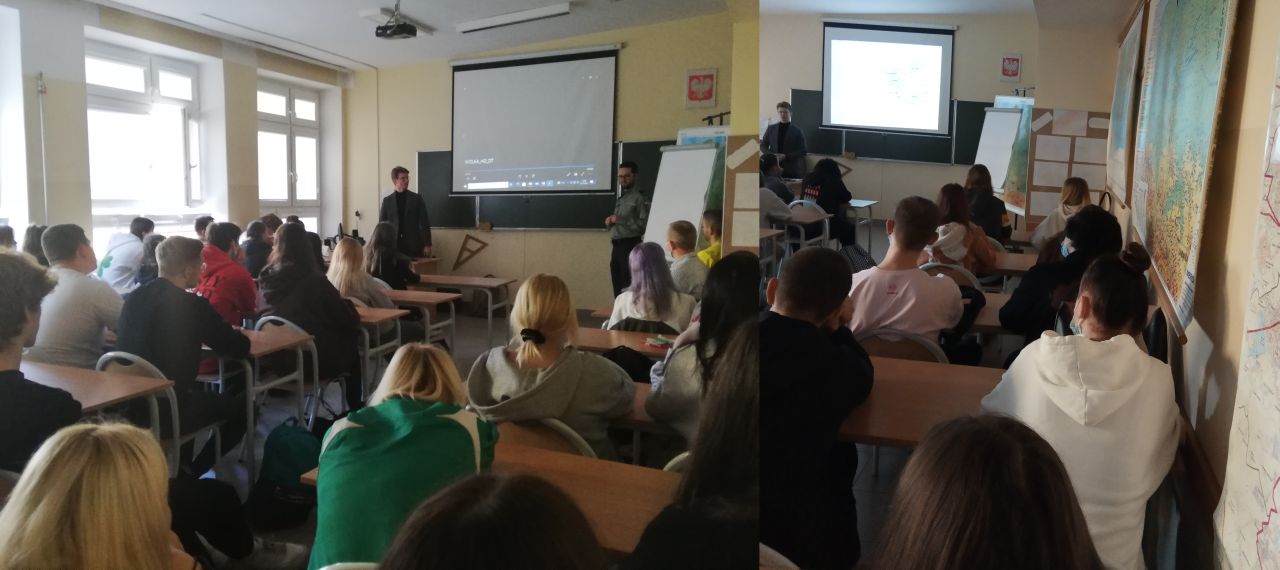 uczniowie podczas spotkania w sali 207