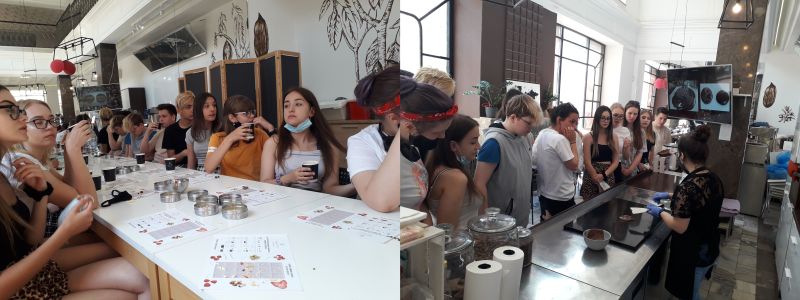 Przy stole uczniowie klasy 2 dp projektują swoje czekolady w Manufakturze Czekolady, uczniowie klasy 2dp obserwują, jak instruktor pokazuje temperowanie czekolady w Manufakturze Czekolady