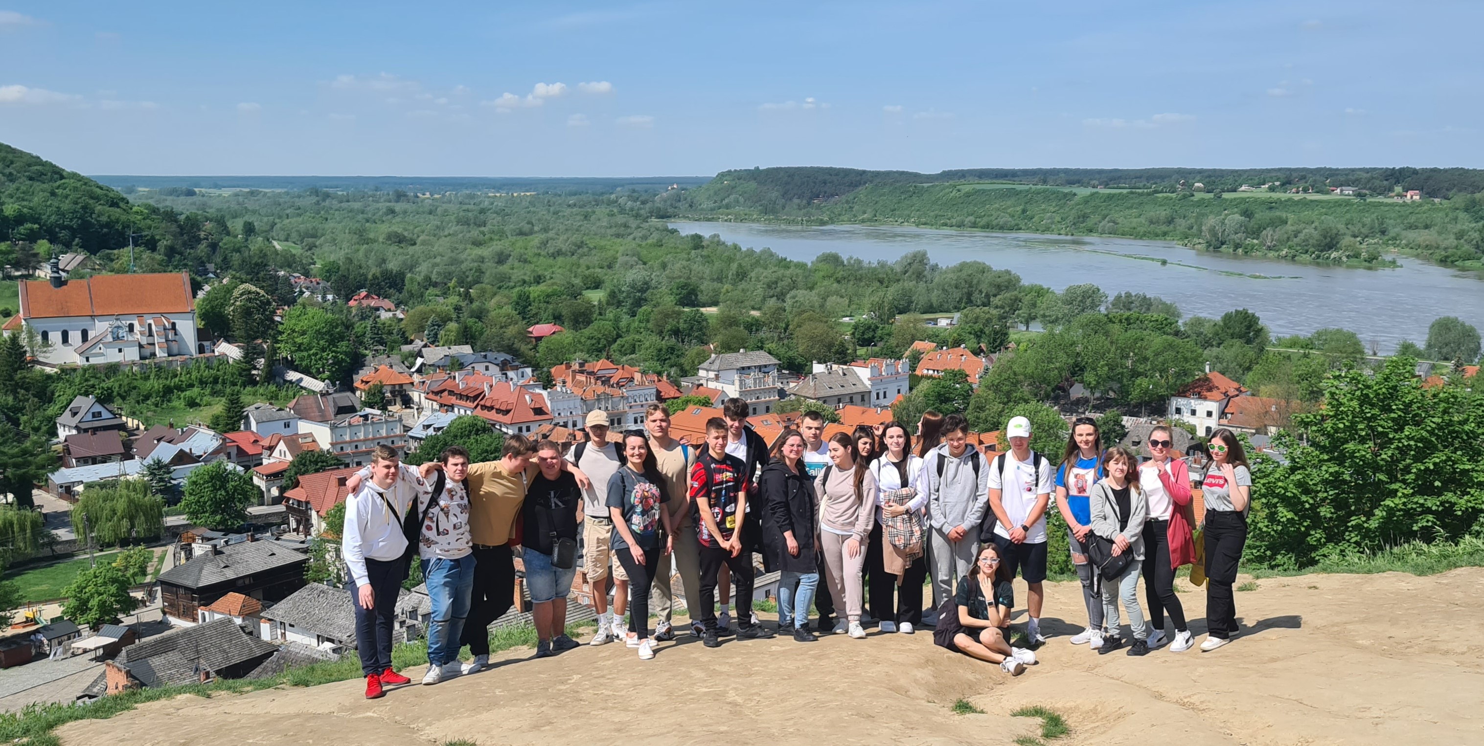 Zdjęcie nr. 3 przedstawia uczniów podziwiających widoki  z Góry Trzech Krzyży