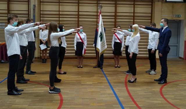 Ślubowanie uczniów klas pierwszych na sztandar szkoły