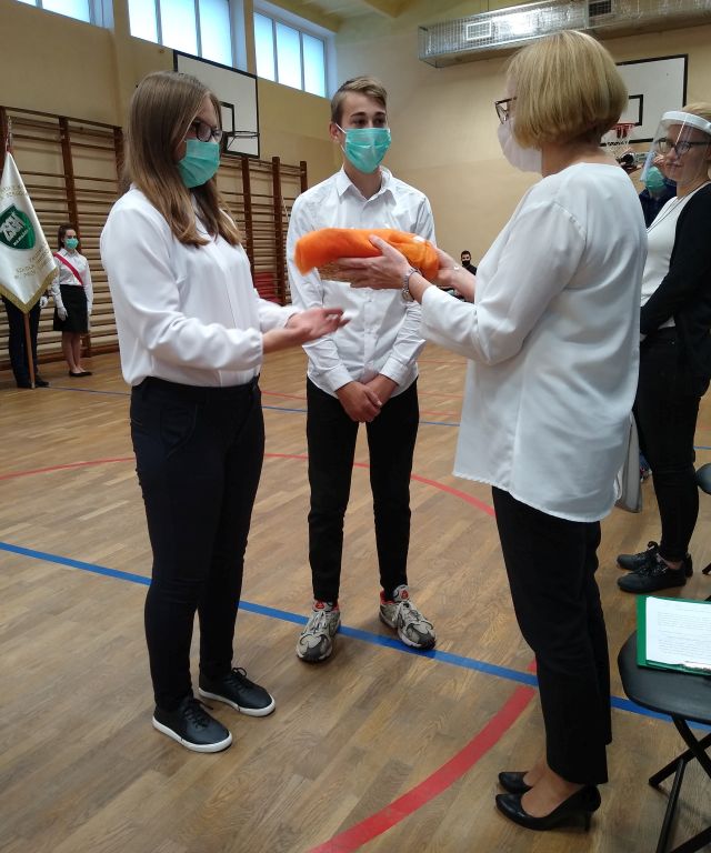 Przekazanie rot ślubowań pani dyrektor Urszuli Augustyniak.
