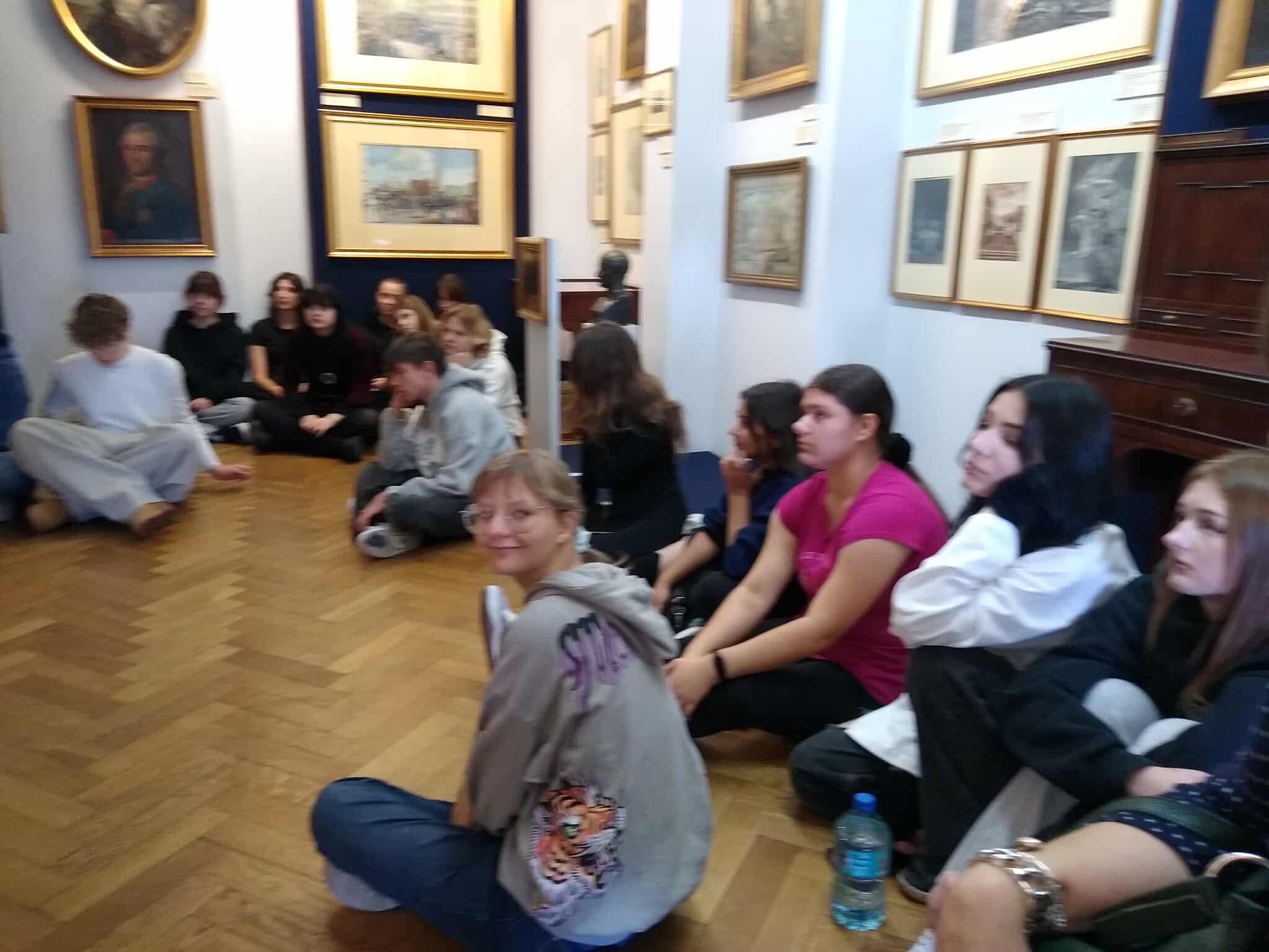 uczniowie podczas wycieczki