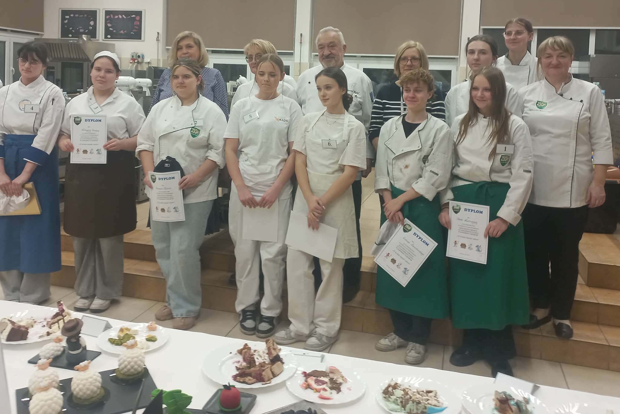 uczniowie biorący udział w konkursie