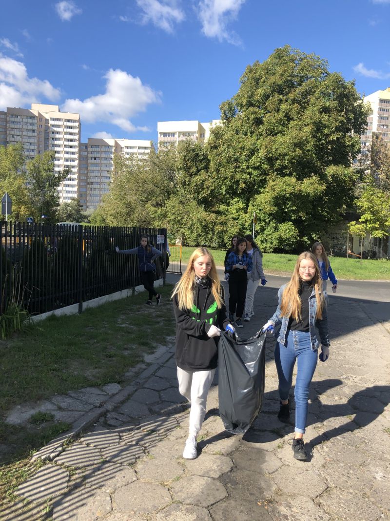 uczniowie klasy 2H przed szkołą w trakcie akcji