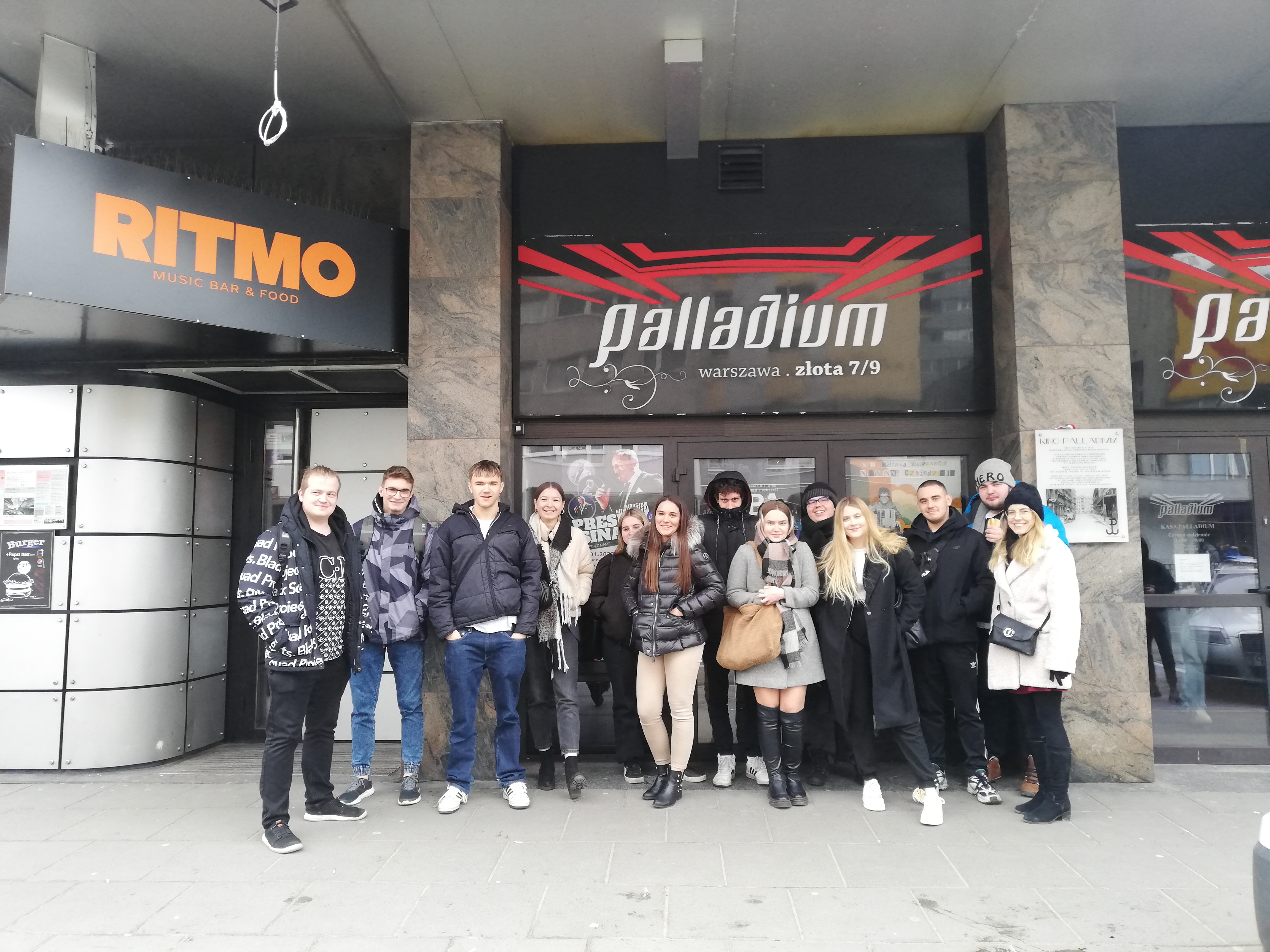 Uczniowie wraz z wychowawcą przed Teatrem Palladium